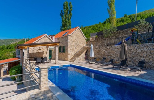 Prolozac Villa | Villa Janja - Makarska by Villas Guide