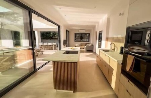Loutraki Villa | Villa Kala Loutraki: Private Pool & Sauna I Beach