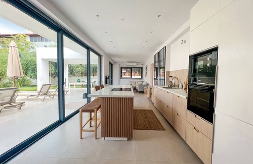 Loutraki Villa | Villa Kala Loutraki: Private Pool & Sauna I Beach