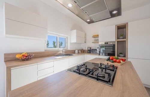 Tinj Villa | Villa Kamber - Three Bedroom Villa, Sleeps 8
