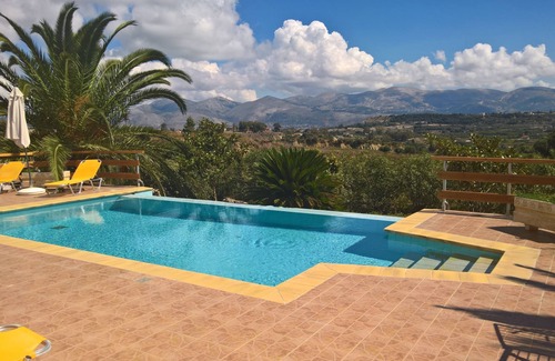 Mantzavinata Villa | Villa Karavaki - 3 bedroom family villa close to Xi beach and Lixouri town