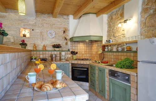 Gracisce Villa | Villa Katherine with Pool and Game Room