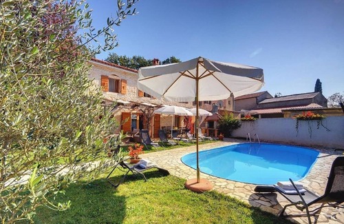 Gracisce Villa | Villa Katherine with Pool and Game Room