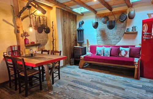 Pitsidia House | Villa Kokkino Skufitza,charming holiday home made of clay, pool, private garden