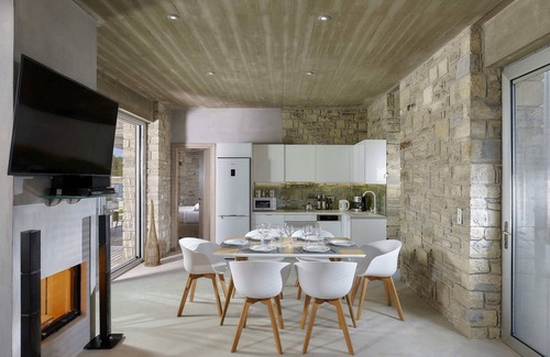 Kamilari Villa | Villa Kouros | 2 bedroom villa with a private pool | sleeps 6