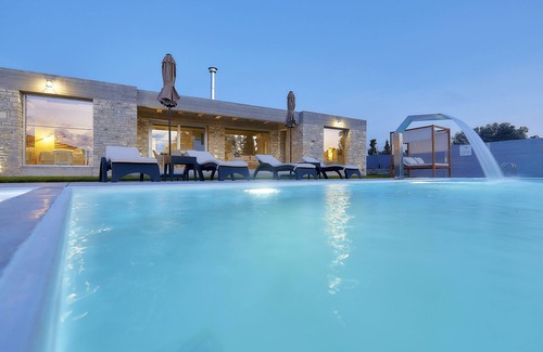 Kamilari Villa | Villa Kouros | 2 bedroom villa with a private pool | sleeps 6