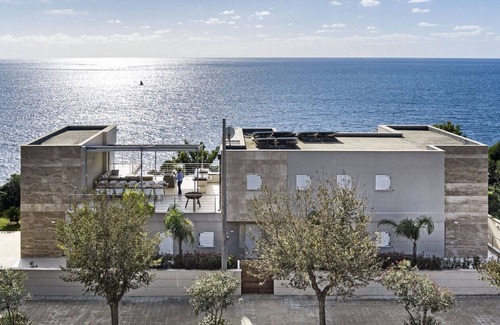 Fertilia Villa | Villa Kylo - luxury seafront villa with pool in Alghero