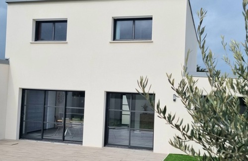 Santec House | Villa l'abri étoilé 300m from the beach with heated indoor pool