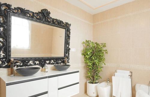 Moclin Villa | Villa La Gaviota 7BR w Pool near El Gollizno Trail
