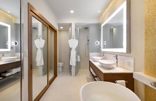 Santa Rosa Resort | Villa La Valencia-3 Resort locations available