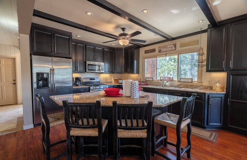 June Lake House | Villa Lago Home - Spacious 4 BD/5 BTH perfect for Families & Groups