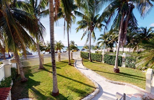Colonia Centro Villa | Villa las Uvas, Luxury Beachfront Villa in the Caribbean.