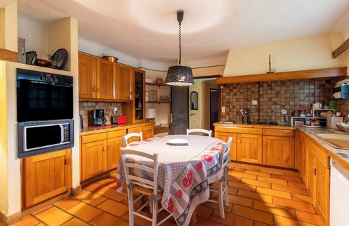 Barbentane Villa | Villa 'Le Colombier - Cambalala' with Mountain View, Private Pool and Wi-Fi