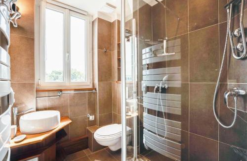 Saint-Regnobert-de-la-Cote-de-Nacre Apartment | Villa Les Hirondelles - Appartement avec Jardin Front de mer