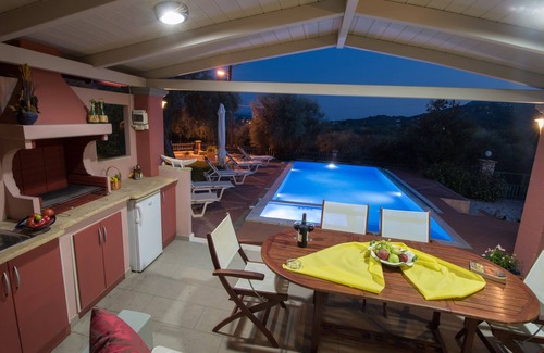 Kariotai Villa | Villa Levantes, villas close to beaches, shops, bakeries, restaurants and cafes