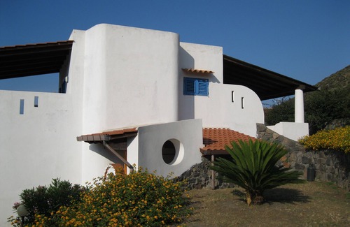 Vulcano Porto Villa | Villa Liliana: 2 + 2 sleeps, panoramic view, 200 mt. from the sea.