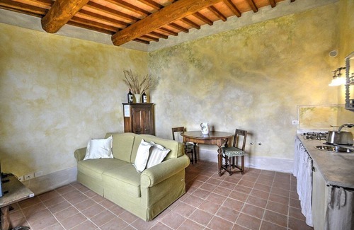 Poggibonsi Villa | Villa Lionella Grande: A splendid three-story villa surrounded by meadows and by green hills, with Free WI-FI.