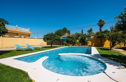 Almensilla Ski Chalet | Villa Los Naranjos, oasis with jacuzzi 15 minutes from Seville