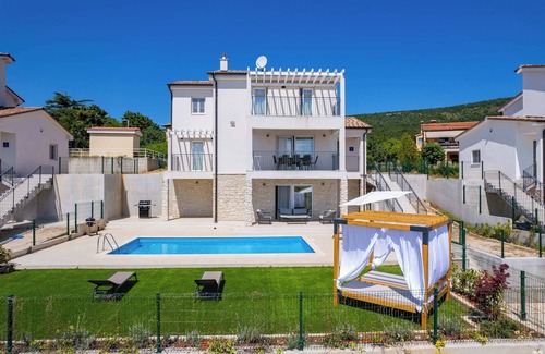 Diminici Villa | Villa Lumina Summary:
