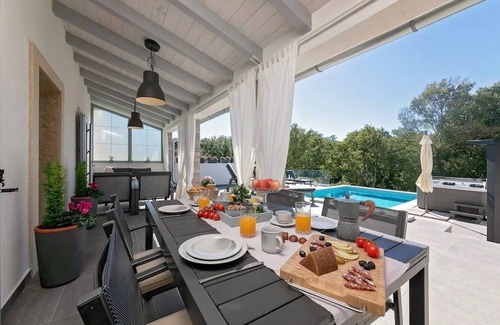 Bartici House | Villa LULU with heated pool, sauna and hot tub