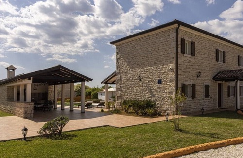 Cabrunici Villa | Villa Lux. Ema with heated pool surrounded by Mediterranean vegetation
