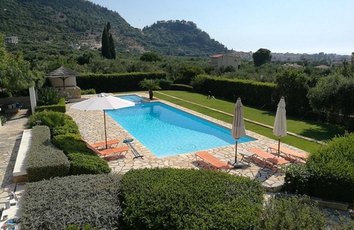Kiparissia Villa | Villa 'Luxury Flora Kiparissia' with Sea View, Wi-Fi and Air Conditioning