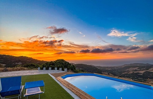 Tergu Villa | Villa 'Luxury Minni' with Sea View, Wi-Fi and Air Conditioning