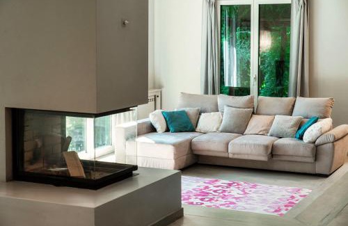 San Fermo della Battaglia Villa | Villa Marta by Quokka 360 - 15 minutes from the centre of Como