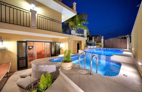 Marina di Ragusa Villa | Villa 'Magda' with Private Pool, Wi-Fi and Air Conditioning