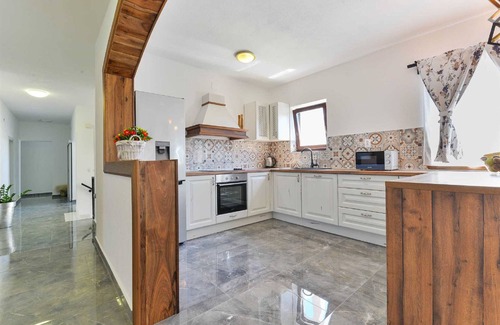 Benkovac Villa | Villa Marinić with heated pool and entertainment room