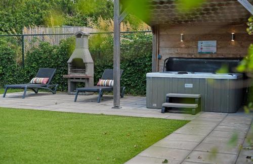 Ouddorp Villa | Villa Mastlo 2x 10 persons Ouddorp large garden, 1500 meters to the dunes and beach with 2 jacuzzi's - not for companies