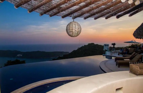 Las Cruces Villa | Villa Maui: Luxury Getaway with Infinity Pool and Spectacular Views 19persons