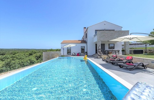 Selina Villa | Villa Meli with Infinity Pool and Whirlpool