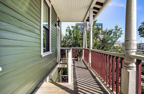 Babe Denny House | Villa Meridian, Penthouse-Steps to Lucas/CCtr