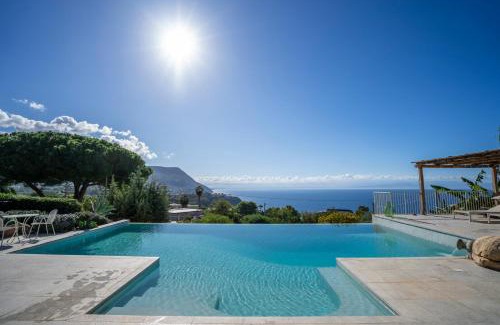 Ricadi Villa | Villa Michaela con piscina privata e vista mare