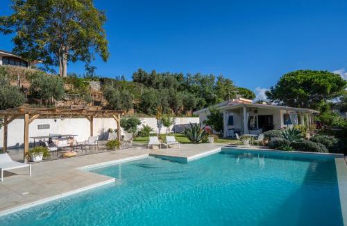 Ricadi Villa | Villa Michaela con piscina privata e vista mare