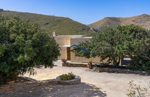 Korissia House | Villa Mirsini only a 3 minute walk from 2 beaches and the town of Korissia.