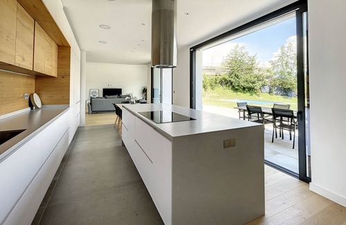 Irun Villa | Villa Moderna en el Golf de San Sebastian con Vistas a las Montañas