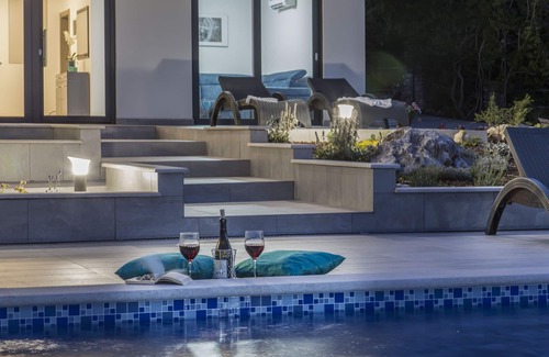 Bartici Villa | Villa Monika