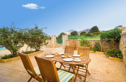 Agios Vasileios Villa | Villa Mourne, 2 BD, common pool, peaceful!