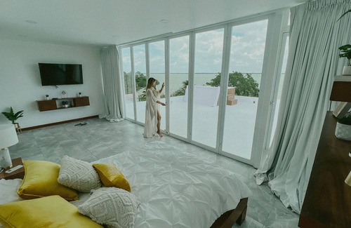 Othon P. Blanco House | Villa con Piscina y Jacuzzi Frente a la Playa