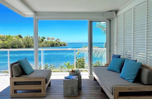 Le Robert Villa | Villa NALA seaside pool standing, relaxation facing the lagoon feet in the water