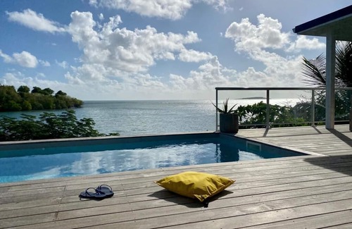 Le Robert Villa | Villa NALA seaside pool standing, relaxation facing the lagoon feet in the water