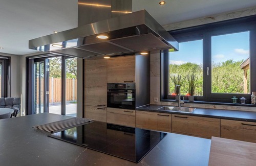 Julianadorp aan zee Villa | Villa near North Holland Beach with Jacuzzi