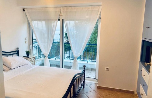 Melissopetra Apartment | Villa Nefeli in front of the beach