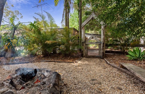 Martinsville House | Villa Nessa 12.5m pool 10 seat spa 1hr nth Hornsby