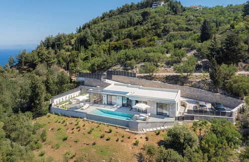 Kalamitsi Villa | Villa 'Nimbus Villas' with Sea View, Wi-Fi and Air Conditioning