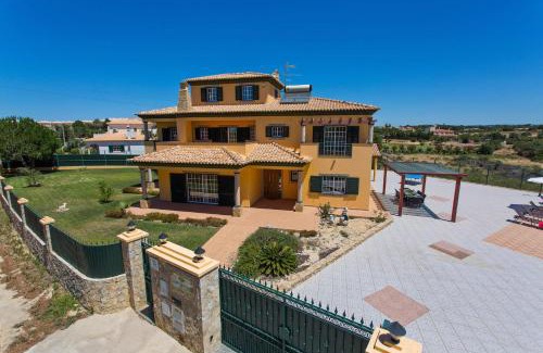 Branqueira Villa | Villa Nincha - Heated Pool - Free wi-fi - Air Con
