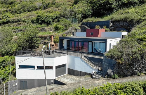Porto Moniz House | Villa Ocean View by near the natural swimming pool of Porto Moniz, in Madeira