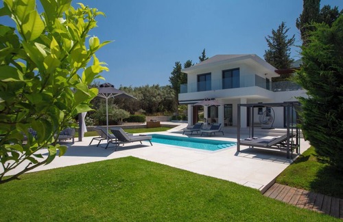 Nidri Villa | Villa Olivia, within easy walk of the beach, shops and restaurants.